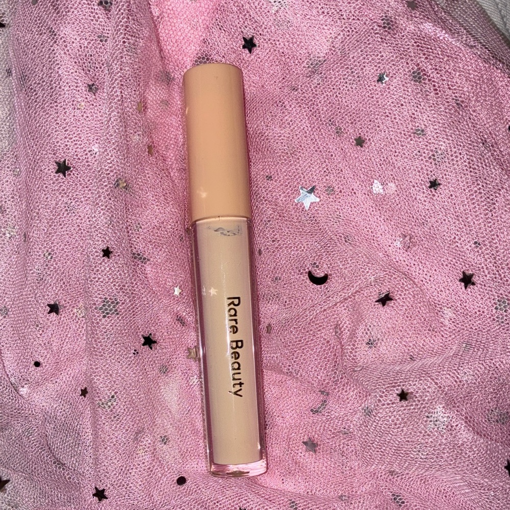 Rare Beauty positive light under eye brightener shade light